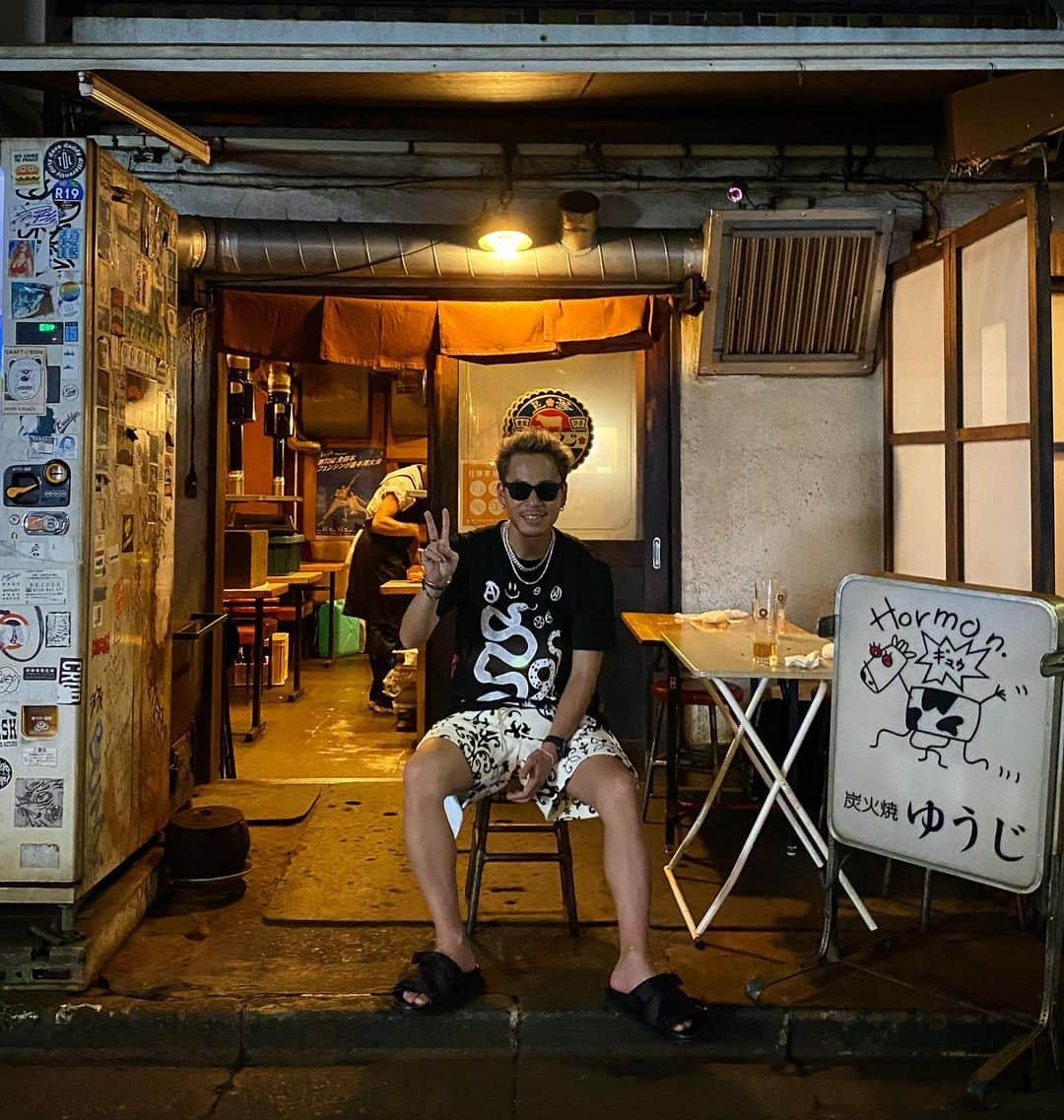 DJ HALのインスタグラム：「渋谷で変わらない場所「ゆうじ」 人がいない宇田川町は昔の渋谷みたいでとても懐かしい気持ちになりました😌 そしてまさかのゆうじさんお誕生日でお祝い言えてよかったです🎉🎉🎉 ありがとうございました^_^」
