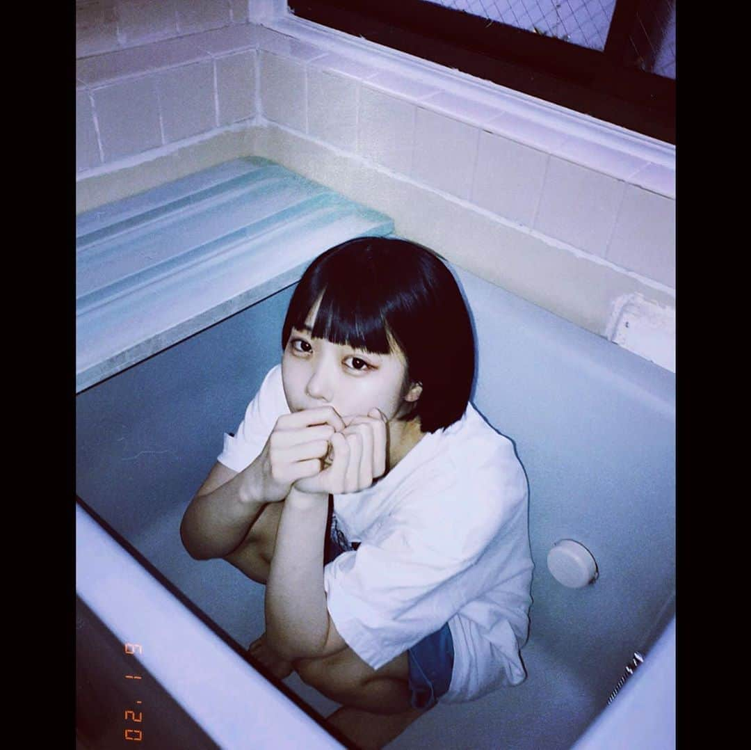 あのちゃんさんのインスタグラム写真 - (あのちゃんInstagram)「6月に撮られた写真送られてきただ。じぶんの家の中で唯一日差しいれてるエリア２つ。、」8月13日 12時35分 - a_n_o2mass