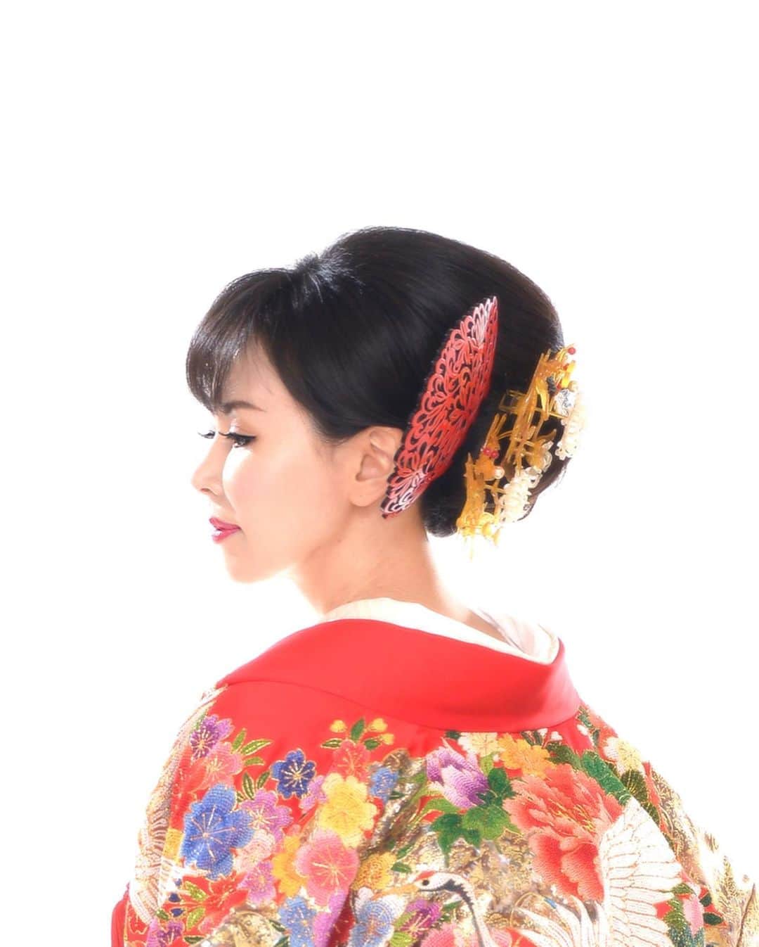 Rieさんのインスタグラム写真 - (RieInstagram)「帝国ホテルにある ﻿ @kimonoqueen さんにて﻿ ﻿ 和装のお写真撮って頂きました👘﻿ ﻿ 扱われているお着物や小物のセンスも質も素晴らしくて、選んでいただいたお着物はまるでビーズのような美しい相良刺繍で素敵すぎました、、﻿ ﻿ 髪飾りも最高！嬉しかったー﻿ ﻿ 海外に住んでいると日本の文化に触れられる機会の貴重さが身に染みます﻿ ﻿ ドバイにもご夫婦で遊びに来てくれた﻿ @kimonoqueen  の代表の利恵さんはお着物のプロフェッショナル！﻿ ﻿ 撮影前にも似合いそうなお着物を色々と提案してくれたり、安心しておかませ出来ます😌❤️﻿ ﻿ 実はこのお写真は、昨年の夏に撮っていただいてまして、帝国ホテルのお店には私のお写真飾って頂いてます🙏❤️﻿ ﻿ #ドバイウェディング﻿ #海外ウェディングフォト﻿ といえば﻿ ﻿ うちの﻿ @luna_wedding_dubai ﻿ ﻿ が、砂漠×ウェディングドレス﻿ ﻿ という他にはない﻿ ﻿ 美しくてドラマティックなお写真﻿ ﻿ が撮れてオススメですが﻿ ﻿ 日本人としては、和装の婚礼写真も撮っておきたいですよね﻿ ﻿ そんな方にはこちらオススメのお店ですよ﻿ ﻿ #帝国ホテル #ウェディングフォト #婚礼衣装 #和装 #着物 #日本 #日本文化 #婚礼和装 #kinomo #bridal #japan #weddingphoto #japaneseweddingdress」8月13日 12時35分 - rie_dubai
