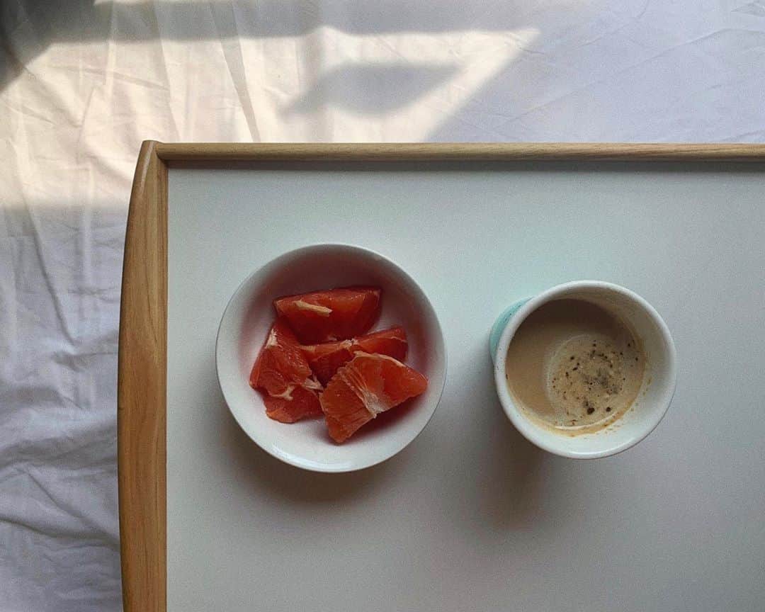 松岡里英さんのインスタグラム写真 - (松岡里英Instagram)「最近、ベッドトレイがお気に入り🤭❤︎ 毎朝フルーツ生活は現在も続いてます😘  #ベッドトレイ  #ikea #朝食」8月13日 12時36分 - matuoka0519