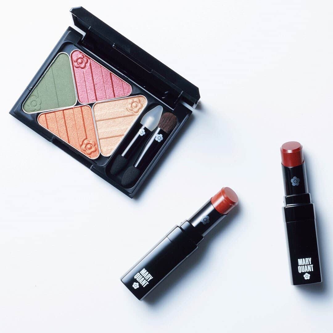 MARY QUANT officialさんのインスタグラム写真 - (MARY QUANT officialInstagram)「2020 AUTUMN COLOURS発売中！ - My Natural Self - #EYEOPENER <アイシャドウ>全4色 A001 シックでモダンな雰囲気のビーンレッド A002 繊細なラメが輝くスモークベージュ A003 なじみ感と華やかさのバランスが 絶妙なテラコッタオレンジ A004 肌にナチュラルになじむ ダーク過ぎないスモークカーキ - #LIPSTICK <口紅>全2色 B-05 上品さもこなれ感も出せる ラセットブラウン B-06 深みのあるパープルとレッドを 秘めたマルーンブラウン - #ACTIONLASHINGS<マスカラ>全2色と #TALKATIVEEYES<アイライナー>全2色も 数量限定で発売中！ - #MARYQUANT #2020AUTUMN #COSMETICS #NEWITEM #BEAUTY #AUTUMNCOLOURS - #秋新色 #秋コスメ #アイシャドウ #リップスティック」8月13日 12時39分 - maryquant_official