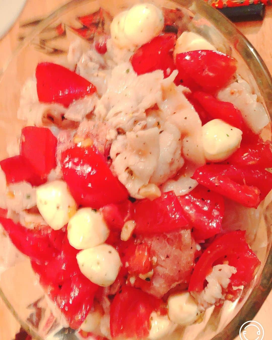 野崎鮎のインスタグラム：「簡単素麺アレンジ✨ イタリアン風素麺🇮🇹🍅🍝 1.素麺、豚肉茹でて 2.トマトを食べやすい大きさにカットして 3.バジルソース、麺つゆ、オリーブオイル、刻みニンニク、レモン 4.生ハムとモッツァレラチーズ入れて全部まぜーる‼️ 5.味を見てお好みで塩コショウ🤟 （生ハムに塩っけがあるから塩使わなかったです😊👍）  バジルの葉っぱが見当たらなくて🥺  切って、茹でて、混ぜただけだから 料理と言っていいのかどうか🤣🤣🤣  ※素麺、豚肉を茹でた後は冷蔵庫で冷やしておくとBESTかも🙋‍♀️  初めて作ったからわからず氷を下に敷きました✨ （でも氷が溶けて味が薄くなっちゃうの🥺）  ほうれん草やキュウリ入れても良かったな🤟  次の素麺アレンジ何味にしようかなぁ🤔🤔🤔  素麺を麺つゆにダイブするのも飽きてきちゃうから 白だしにしてみたり、ゴマだれにしてみたり。  #素麺 #アレンジ #イタリアン #そうめんアレンジ #そうめん #簡単 #簡単レシピ #簡単アレンジ  #料理 #簡単ご飯 #バジル #トマト #モッツァレラチーズ #生ハム #豚肉 #レシピ #お家ご飯 #cooking #素麺アレンジ #summer  #創作料理」