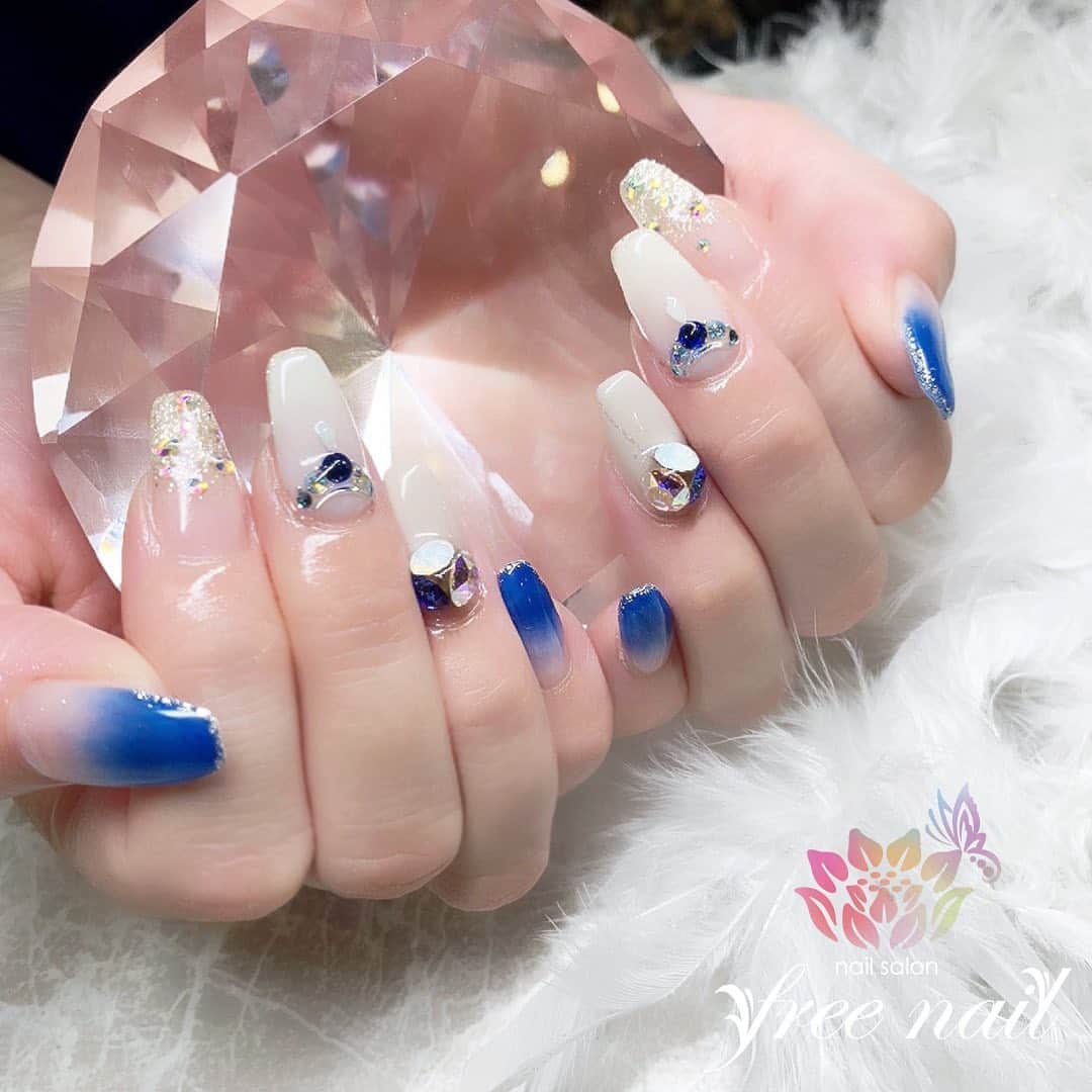 free nail フリーネイルのインスタグラム：「. お客様ネイル💅🏻🐚 . スクエアロングネイル💙🤍 . キレイな夏カラー👩🏻‍🎨🌻 . ご来店ありがとうございました🙇🏻‍♀️🙇🏻‍♀️🙇🏻‍♀️💗 . #ネイルアート #ジェルネイル #ネイルサロン #大阪ネイルサロン #ネイルデザイン #ネイルチェンジ #グラデーションネイル #ラメネイル #ビジューネイル #ストーンネイル #ブルーネイル #ホワイトネイル #シンプルネイル #大人ネイル #デザインネイル #トレンドネイル #ロングネイル #夏ネイル #summernails #nailsart #nailsdid #美甲 #日式美甲 #日式美甲胶 #日本美甲师 #日本美甲老师 #美甲上课 #日本胶 #フリーネイル #freenail」
