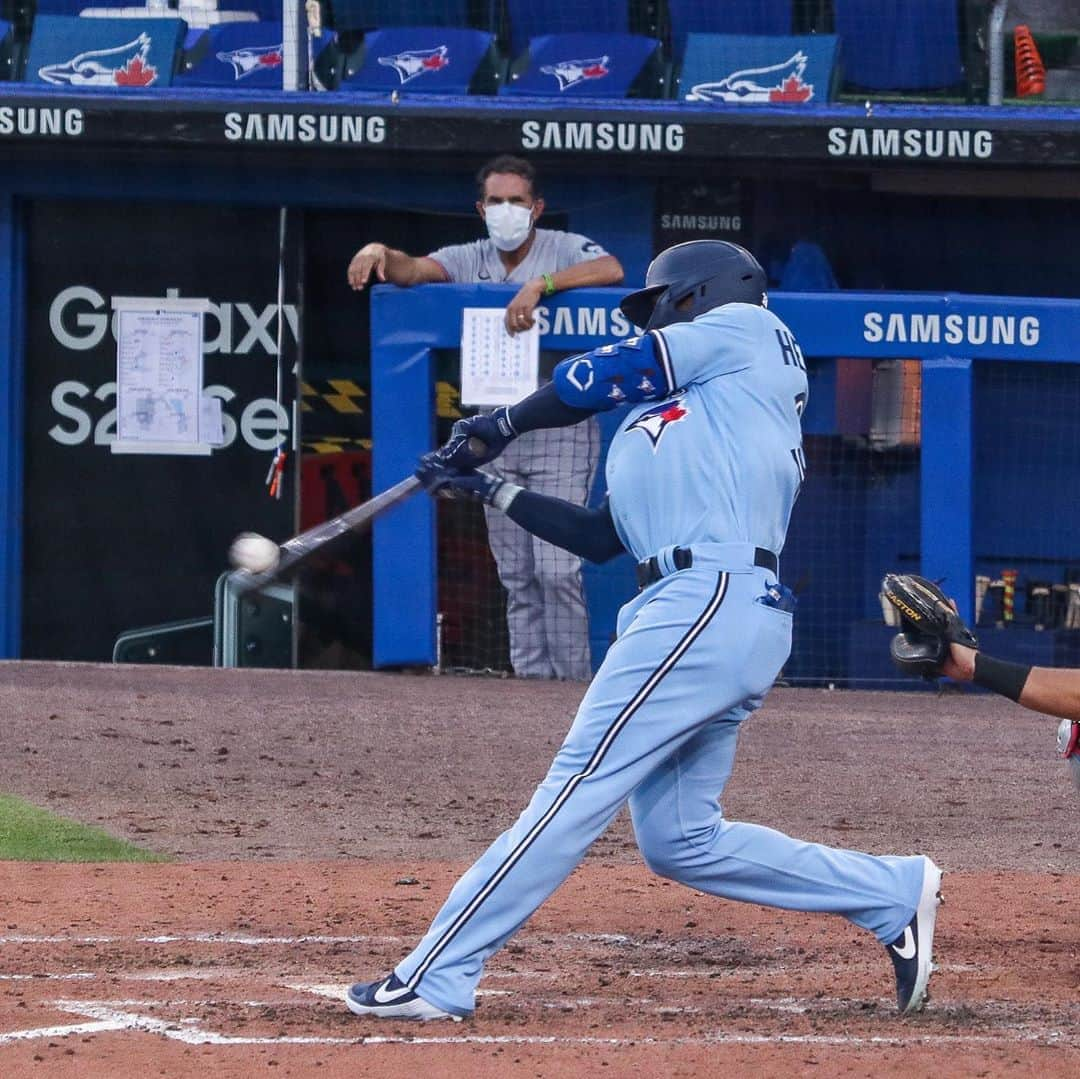 トロント・ブルージェイズさんのインスタグラム写真 - (トロント・ブルージェイズInstagram)「No quit 👏 Our homers in SIX straight innings are a franchise record! #WeAreBlueJays」8月13日 12時45分 - bluejays