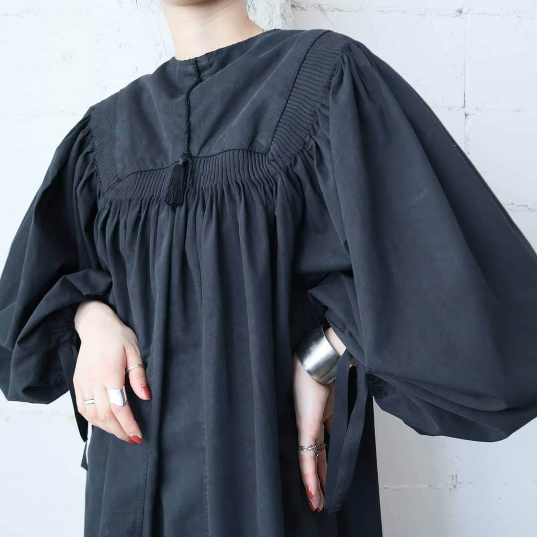 吉祥寺 古着屋 Orfeoのインスタグラム：「1940's Vintage Smock   #orfeo #kichijoji #tokyo #vintage #used #fashion #coordinate #outfit  お問い合わせはインスタグラムのプロフィール掲載のメールアドレスにお願いいたします。コメント、DMでのお問い合わせは受け付けておりませんのでご了承ください。 ONLINE SHOPの商品も店頭にてご購入頂けます。気になる商品がございましたらスタッフにお声掛けください。  新型コロナウィルス感染拡大防止策を徹底した上で営業をしております。マスクの着用、入店時にアルコールでの消毒をお願いいたします。」