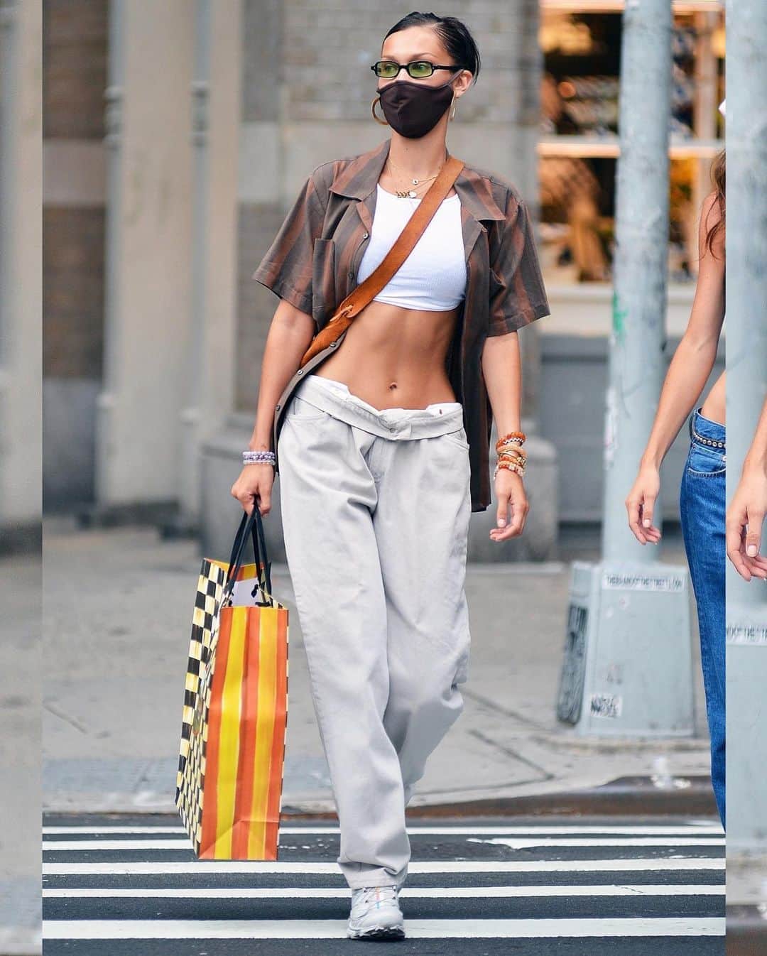 Just Jaredさんのインスタグラム写真 - (Just JaredInstagram)「@bellahadid shows off her super toned abs while shopping with a friend! #BellaHadid Photos: Backgrid」8月13日 13時00分 - justjared