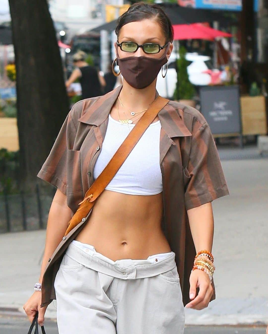 Just Jaredさんのインスタグラム写真 - (Just JaredInstagram)「@bellahadid shows off her super toned abs while shopping with a friend! #BellaHadid Photos: Backgrid」8月13日 13時00分 - justjared