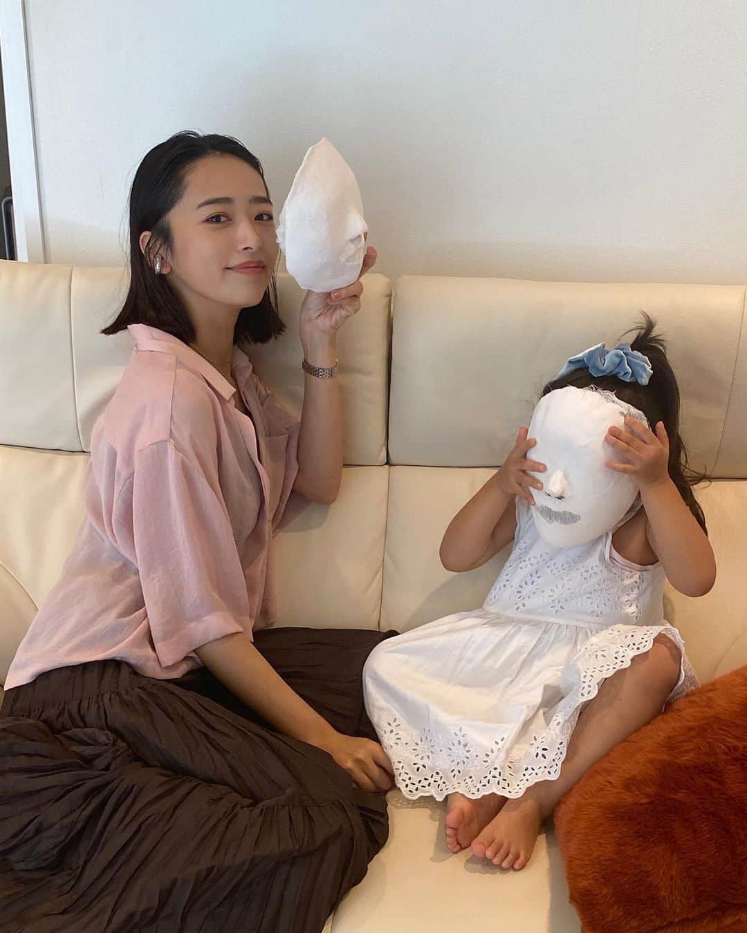 近藤千尋のインスタグラム：「小顔矯正についての質問を沢山頂くので…❤︎ コルギは　@spa_luxe06 🌼 子供も一緒に行けるので助かります👶🧒  産後の骨盤矯正もこちらでしました🕊 肩こりも顔の歪みも改善されます💕 石膏パックで遊ぶ３歳。。。笑👽」