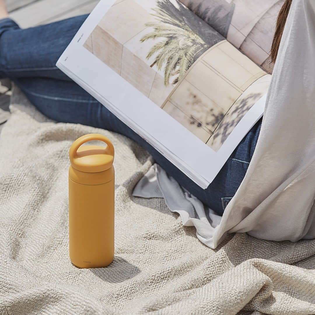 KINTOさんのインスタグラム写真 - (KINTOInstagram)「[Collection: DAY OFF TUMBLER]⁠ リラックスしながらも、自由でアクティブに休日を過ごしたい人に向けたDAY OFF TUMBLER。真空二重構造によりドリンクの温度や風味を長くキープし、握りやすい丸みのあるハンドルによって持ち運びがしやすく、散歩や遠出に携帯したくなるデザインです。⁠ （詳しくはLinkin.bioをクリック @kintojapan）⁠ ---⁠ DAY OFF TUMBLER is designed for a relaxing yet active day off. Vacuum insulated, it retains the temperature and flavor of drinks for a long time. With a rounded handle that is comfortable to hold, it is perfect for carrying around on walks or day trips. ⁠ (see linkin.bio @kintojapan)⁠ ---⁠ Share your KINTO items with #mykinto for a chance to be featured.⁠ .⁠ .⁠ .⁠ #kinto #キントー #simpledesign #tableware #houseware #homedecor #simplelifestyle #lifestyle #シンプルデザイン #インテリア #暮らしの道具 #暮らしを楽しむ #シンプルな暮らし #丁寧な暮らし」8月13日 13時00分 - kintojapan