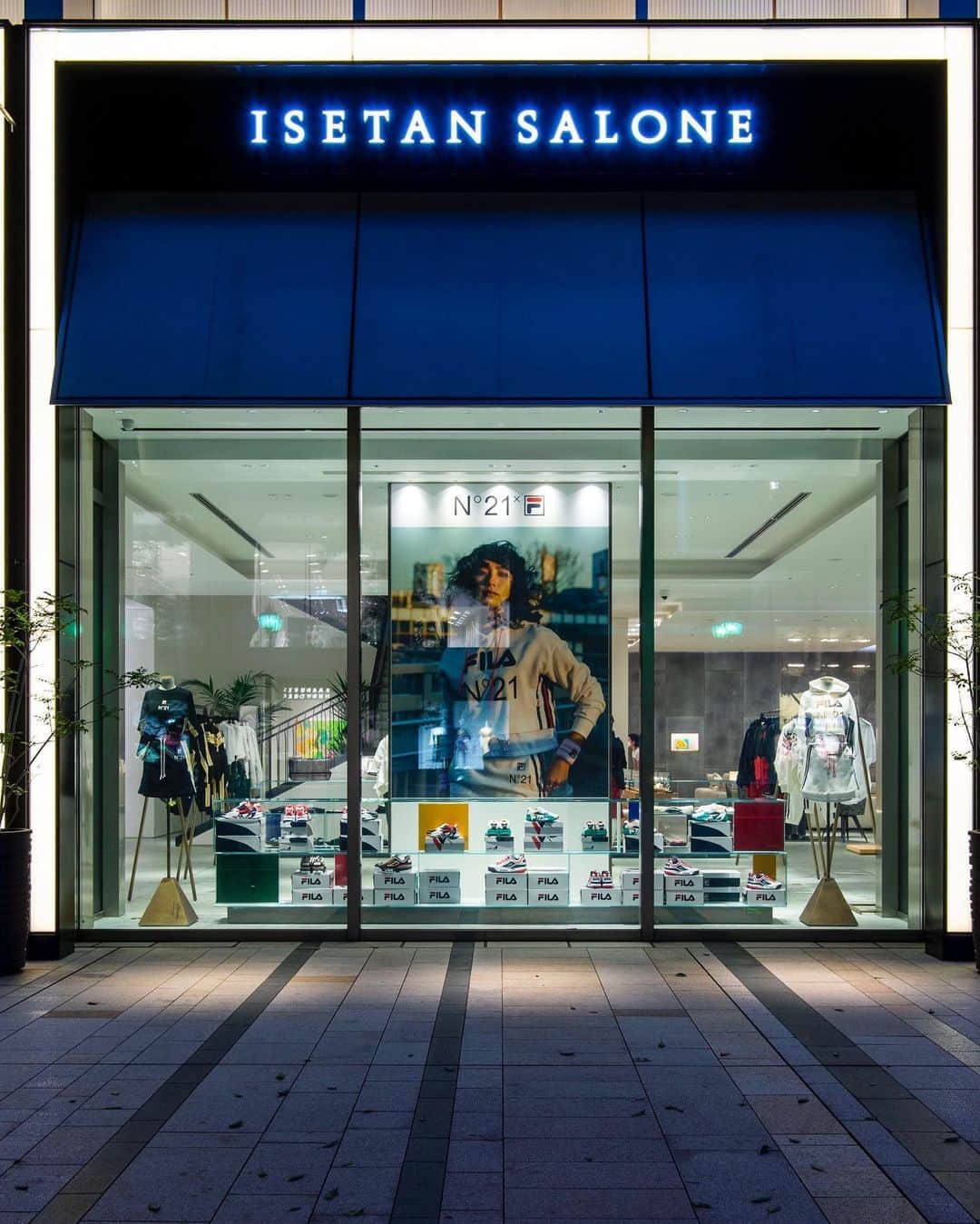 のインスタグラム：「#N21XFILA  @isetansalonetokyo  イセタンサローネ1F ポップアップストア 8/12〜18まで開催！ #日本限定  @alessandrodellacqua  @numeroventuno  @fila_japan_official  @iza_official  SHOPIZA.com #N21 #FILA #イセタンサローネ #伊勢丹サローネ #ヌメロヴェントゥーノ #フィラ  #izastagram」