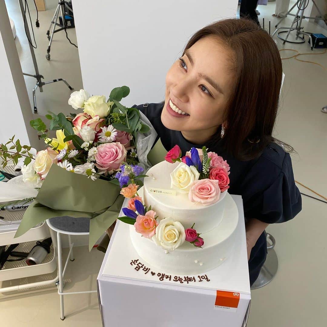 ソン・ダムビさんのインスタグラム写真 - (ソン・ダムビInstagram)「감사합니다 오늘부터 1일 앵커와 함께💕」8月13日 13時06分 - xodambi