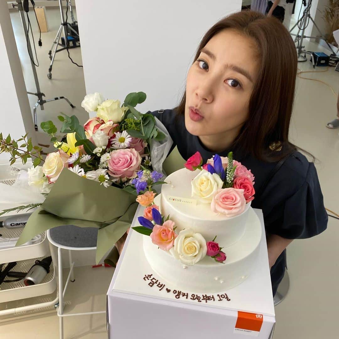 ソン・ダムビさんのインスタグラム写真 - (ソン・ダムビInstagram)「감사합니다 오늘부터 1일 앵커와 함께💕」8月13日 13時06分 - xodambi