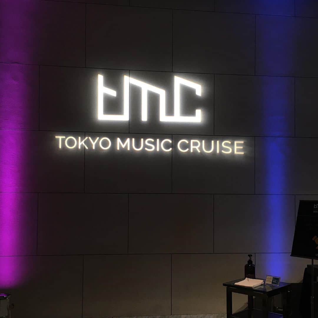 azumiさんのインスタグラム写真 - (azumiInstagram)「昨夜はTMCweek2020〜TOKYO MUSIC CRUISE Spin-Off〜でした。久々のお客様の前での演奏。 どんどん感覚が戻ってきて楽しかった！ 開催してくださったTMCスタッフの皆さま、ザ ・プリンスパークタワー東京の皆さま、そして立役者マシさんありがとうございました！  久しぶりにbird @birdwatchnet やchihiRoちゃん @chihirodecoy にも会えて嬉しい夜でした😊 本番前、楽屋で距離をとった雑談の写真を添えて。  #TMC2020 #tokyomusiccruise #ザプリンスパークタワー東京 #bird #樋口直彦 #chihiRo #wyolica」8月13日 13時09分 - xx_azumi_xx