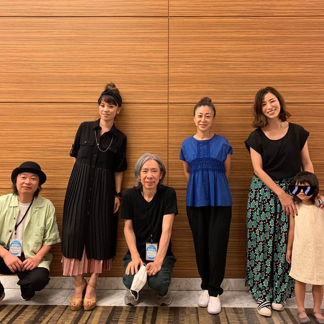 azumiのインスタグラム：「昨夜はTMCweek2020〜TOKYO MUSIC CRUISE Spin-Off〜でした。久々のお客様の前での演奏。 どんどん感覚が戻ってきて楽しかった！ 開催してくださったTMCスタッフの皆さま、ザ ・プリンスパークタワー東京の皆さま、そして立役者マシさんありがとうございました！  久しぶりにbird @birdwatchnet やchihiRoちゃん @chihirodecoy にも会えて嬉しい夜でした😊 本番前、楽屋で距離をとった雑談の写真を添えて。  #TMC2020 #tokyomusiccruise #ザプリンスパークタワー東京 #bird #樋口直彦 #chihiRo #wyolica」