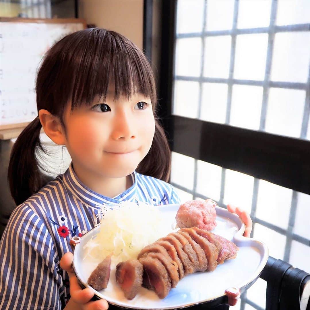 Kuboi Ayumiさんのインスタグラム写真 - (Kuboi AyumiInstagram)「今日は長女と一緒に巣鴨デート。﻿ ﻿ パワースポットであるとげぬき地蔵尊に行ったり、巣鴨地蔵通り商店街をプラプラしたり。﻿ ﻿ 「お肉が食べたい！」という娘のため、ランチに選んだのは、﻿和 （NAGOMI）さん。﻿ メインの通りから少し入ったところにある隠れ家的なお店です。﻿ ﻿ アルコールやアクリル板など、コロナ対策もしっかりされていました。﻿ ﻿ こちらのお店は、自分で焼いて食べるスタイル。﻿ 奇跡の牛カツと焼かないハンバーグを注文してみたのですが﻿、レアな状態で出てきます。﻿ ﻿ 赤身好きな私は、見た瞬間にテンションがあがっちゃいました。﻿ ﻿ まずは衣が薄く、脂っこくなく、新感覚の牛カツ。﻿ 最初はワサビ醤油でいただいたのですが、さっぱり。テーブルにはソースやポン酢、お醤油などが並んでいるので﻿、お好みで味の変化を楽しめますよ。﻿ ﻿ また、卵につけて食べることで、すき焼き風にも！﻿ ﻿ 焼かないハンバーグは焼かないでも食べられるお肉のようですが﻿、娘もいたので、表面など少し火を通していただきました。﻿ とろけるような甘いハンバーグが絶品でした。﻿ 娘は、和風デミソースをかけて食べていました。﻿ ﻿ 最初は量が多いかな？と思ったのですが、娘もお味噌汁まで残さずにペロリ。﻿ ごちそうさまでした。﻿ ﻿ テイクアウト弁当もあったので、 @nokisitasyoutengai でチェックしてみてくださいね。﻿ ﻿ ﻿ #巣鴨 #sugamo #牛カツ  #肉 #肉好きな人と繋がりたい #肉スタグラム #肉好き女子 #東京グルメ﻿ #巣鴨ハンバーグ #巣鴨グルメ  #pr #トリドリベース #千石グルメ #巣鴨牛カツ #NAGOMI #巣鴨肉」8月13日 13時15分 - himekagami