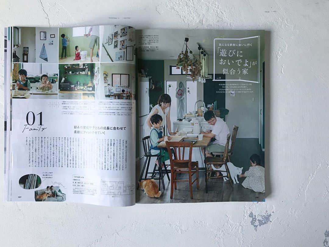 つがねゆきこのインスタグラム：「. . 光文社VERY9月号　@veryweb.jp  "気になる家族に会いに行く 「遊びにおいでよ」が似合う家" という企画で取材していただきました。 . . 我が家のにゃんずもみんな一緒に、本当に"普段の一瞬"のような写真を撮ってもらえてとても嬉しかったです。 （息子パンの成型中。上に重ねるんかい） さすがな川原崎さん @nobukikawaharazaki と素敵な言葉で綴ってくれたそのこさん @fujii_sonoko に感謝です🥺 . . 我が家は素敵な場所にあるわけでもなく、細長いし、中古マンションリノベーションに憧れていた私にとっては憧れそのものではありません。（オットよ、ごめん🙏） . でも、好きな空間にするには？と夫婦で考えて カタチにするたびにお気に入りスペースが増えています☺️ . オールステンレスのキッチンや 選び抜いた海外製のワイド60cmの食洗機のこと。 壁のこと。 最近のお気に入りのキッチングッズ。 屋上は天気が悪く断念した代わりに、撮影中に、寝室の壁の一面を漆喰で塗ってみたり… . . パンやおやつ作りはこどもと楽しむ遊びの一つな我が家ですが、ペンキ塗りも同様。 . . この企画を通して、また新たに変えたくなった スペースもでてきて… . . #イメージをカタチにする カタチは変えていけるからその時の気分や生活に合わせて変えて、柔らかい自分でいたいなと思うのです。（願望） . . 良かったら手にとってみてください🙇‍♀️ . #tsugane_home  #ごちゃついててすみません #すっきりさせようと誓う #この企画は周りでも素敵なページだよねと評判がいいのでお声がけ頂いた時は恐縮でしかなかった #我が家は生活感満載 #編集さんとライターさんが気に入ってくれて＆ＭＥＲＣＩのマルシェバックも載せてくれました　#感激」