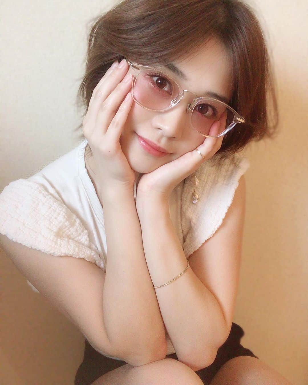 橘花凛さんのインスタグラム写真 - (橘花凛Instagram)「夏っぽいメガネ届いた💓るんるん。 かわいいメガネありすぎていつも悩むけど何つけてもおしゃれになるから、@resee.official の眼鏡本当おすすめです☺️🌸」8月13日 13時18分 - rintakahashi0809
