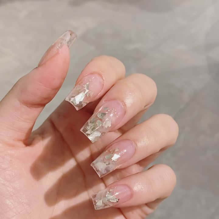 山名未紗のインスタグラム：「#mynails DMMオンラインサロンでも レッスン中のこちら。  わたしのプロデュース @nailpartner  クラッシュシェル グリッター ホログラムを mixしてクリア感を出すと 夏っぽネイル🌻 #lbホワイトパウダー も少々  @misa_by_novel  みささんのグリッターも使用 可愛いですー💕  @luxbox.group  クーポン有ります✨ 今年も大好評✨ #山名未紗movie」