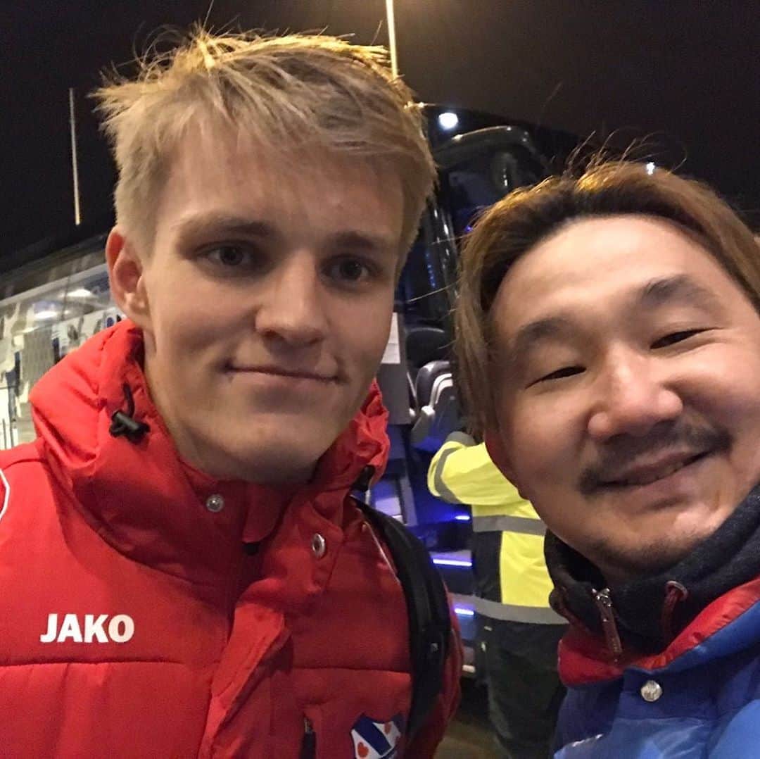 のインスタグラム：「‪🇳🇴‬﻿ ﻿ ‪おっと、ノルウェーの天才ウーデゴールくん、レアル・マドリー復帰ですか‼️‬﻿ ﻿ ‪マドリーの中盤も高齢化進んでるし全然アリですな。‬﻿ ﻿ ‪タケフサも結果を出して続いてもらいたいね！w‬﻿ ﻿ ‪写真は2、3年前、オランダで小林祐希に「撮っておいた方が良いですよ！」と勧められ素直にパチリ‼️笑‬﻿ ﻿ ‪#RealMadrid ‬#レアルマドリー #ウーデゴール #小林祐希 #レアルソシエダ」