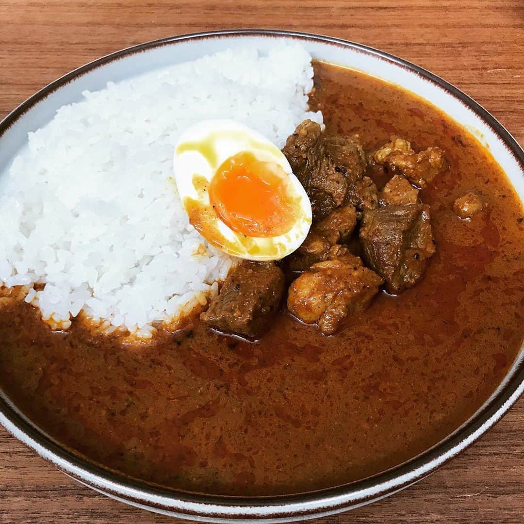桜井誠のインスタグラム：「シャバ系のポークカレーが食べたくて、煮干し出汁で作ってみたけど、なかなか面白い味に。 魯珈みたいにクローブがっつり効かせたいけど、あの感じ出すの難しいんだよなぁ〜 えりさん凄いなぁ〜🤔🤔 #桜井食堂 #カレー　#スパイスカレー  #魯珈　#卵滑ってダイブした　#から汚れてる」