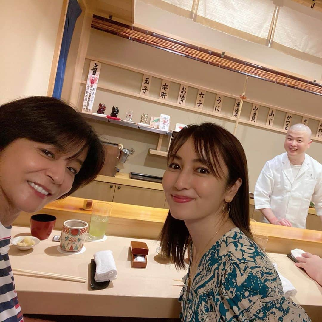 矢田亜希子さんのインスタグラム写真 - (矢田亜希子Instagram)「ちさ子さんと鮨あらいさんへ‼︎少し早めですがお誕生日おめでとうございます‼︎ #ちさ子さんとデート#お誕生日お祝い#鮨あらい#鮨あらい銀座 #今回も最高なお鮨でした#私の大好物の毛蟹のあまりの美味しさにびっくりしました#あらいさんのマグロはいつでも最高#短時間での食事でしたが楽しかったです」8月13日 13時38分 - akiko_yada