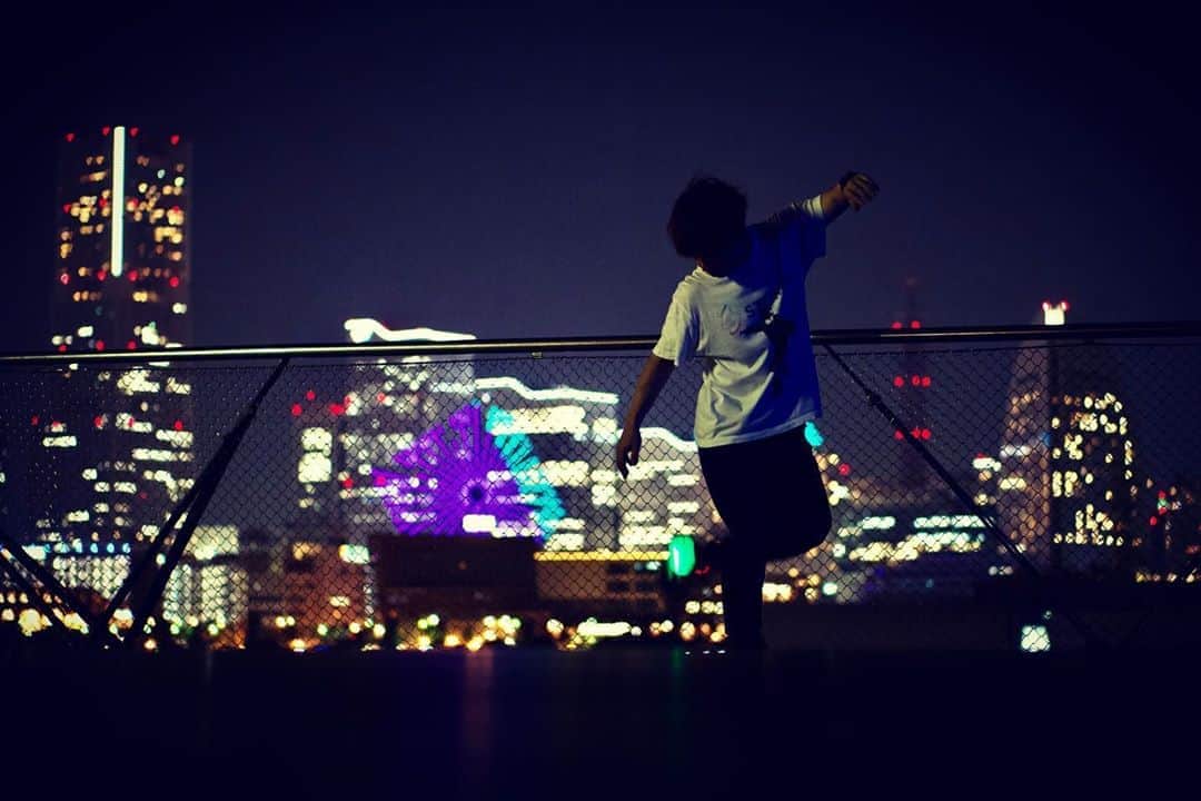 のインスタグラム：「Footbag at night. ･ #footbag #taishiishida #soccer #follow #worldchampion #performance #performer #instagramer #hackysack #night #yokohama #japan #dark #illumination #light」