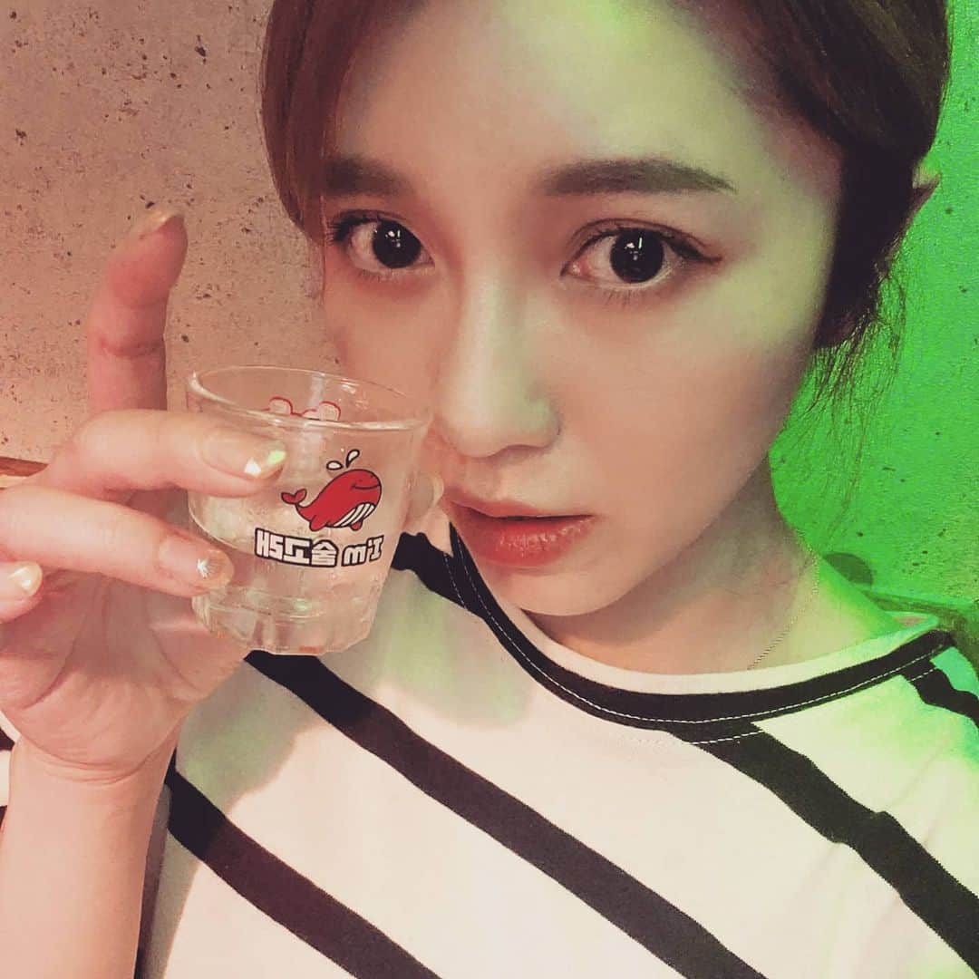 Pileさんのインスタグラム写真 - (PileInstagram)「. 昨日はソーシャルディスタンスを 守ってるお店で。 お店にはいる前に体温を計る最新機械があって驚きました！！ 早く皆と　チャーン！　したいな😁 816の日は今までイベントで皆と飲んでたけど、今年はお家でアコースティックライヴ聞きながら飲んでね🍻♥️ 素敵な歌を届けられますように！！ #짱 #소주 #술고래 #816 #816の日」8月13日 13時32分 - pi_channnn52