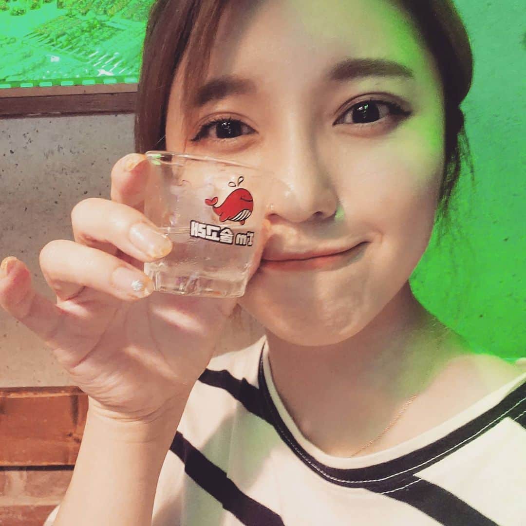 Pileさんのインスタグラム写真 - (PileInstagram)「. 昨日はソーシャルディスタンスを 守ってるお店で。 お店にはいる前に体温を計る最新機械があって驚きました！！ 早く皆と　チャーン！　したいな😁 816の日は今までイベントで皆と飲んでたけど、今年はお家でアコースティックライヴ聞きながら飲んでね🍻♥️ 素敵な歌を届けられますように！！ #짱 #소주 #술고래 #816 #816の日」8月13日 13時32分 - pi_channnn52