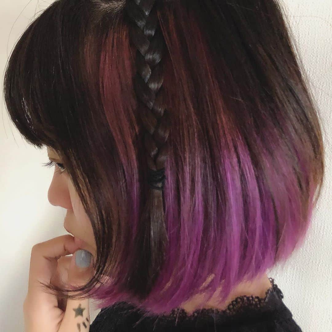 秋山衣梨佳さんのインスタグラム写真 - (秋山衣梨佳Instagram)「みつあみ👧インナー何色がオススメですか？ってよく聞かれるけどダントツで紫。これ染めて1ヶ月くらい立ってるけど、色落ちが綺麗！ #ちゃりhair#hair#hairstyle#派手髪」8月13日 13時36分 - akiyamaerika