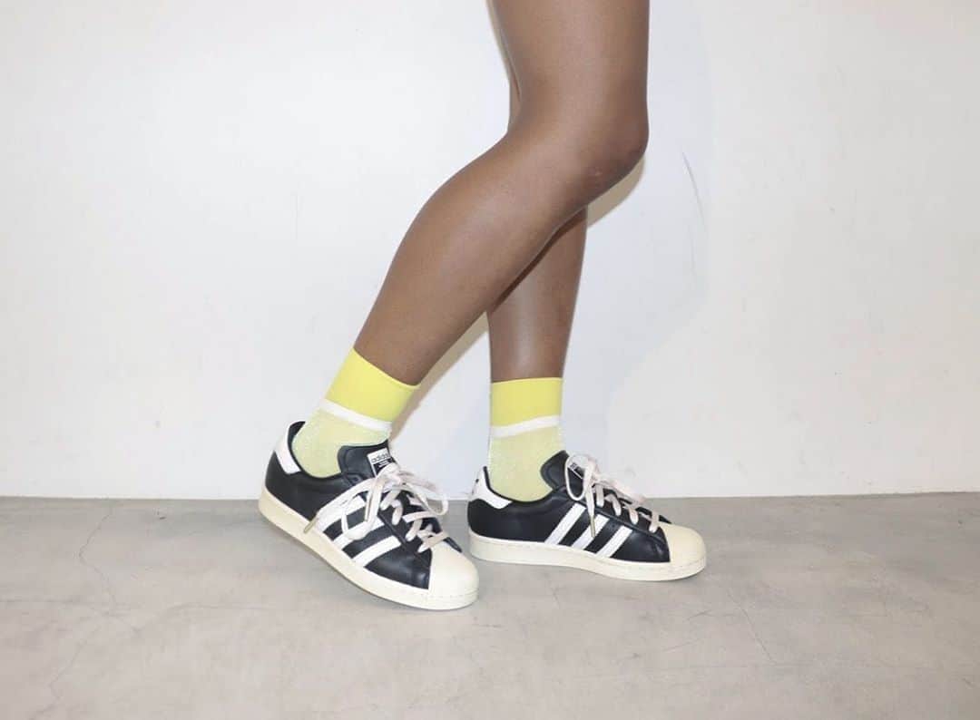 アトモスガールズ/atmos girlsさんのインスタグラム写真 - (アトモスガールズ/atmos girlsInstagram)「. [NOW ON SALE]  adidas SUPERSTAR✨  シンプルなホワイトとブラックを使い、ミニマルなデザインで色々なコーディネートに合わせやすい一足！  コルク使いの中敷もポイント！👌🏻  atmospink.comにて発売中です。  #atmos#atmospink#atmospinkwear#sneaker#fashion#sneakercoordinate#atmospink original#アトモス#アトモスピンク#スニーカー#ファッション#スニーカー女子#スニーカーコーデ #adidas#アディダス #adidassuperstar #アディダススーパースター #superstar #スーパースター」8月13日 13時38分 - atmos_pink_official