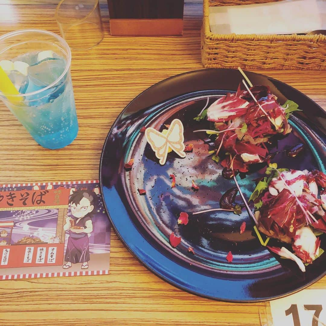 Yuhさんのインスタグラム写真 - (YuhInstagram)「無一郎のお祝い！ufotable cafe！ランチョンマットはアオイが2枚ってゆー…アオイ被りやだ(笑)ポストカードは玄弥が被ってたら隣の人が玄弥無くて炭治郎が被ってたらしくて交換してくれた！ラッキー！カフェでのランチョンマット運がないわ…今回は男性もちょくちょくいました。 無一郎のミントの部分がゼリーみたいなババロアみたいなやつで中々食感にクセがありました。  あー俺も (譲)神崎アオイ　ランチョンマット (求)しのぶかカナヲ　ランチョンマット 現在cafeにいるので、とか、都内手渡しで、とかやりたい！笑  Angel Beatsが今夜あたりやっと見終わりそうな予感。 鋼鉄城のカバネリ、色づく世界の明日から、青春豚野郎はバニーガール先輩の夢を見ない、ってゆーのもオススメされたのでCLANNADかBANANA FISHかどれに行こうか悩んでます。  #鬼滅の刃　#無一郎　#時透無一郎  #ufotablecafe #神崎アオイ #不死川玄弥 #胡蝶しのぶ  #栗花落カナヲ」8月13日 13時41分 - yuh_guitarist