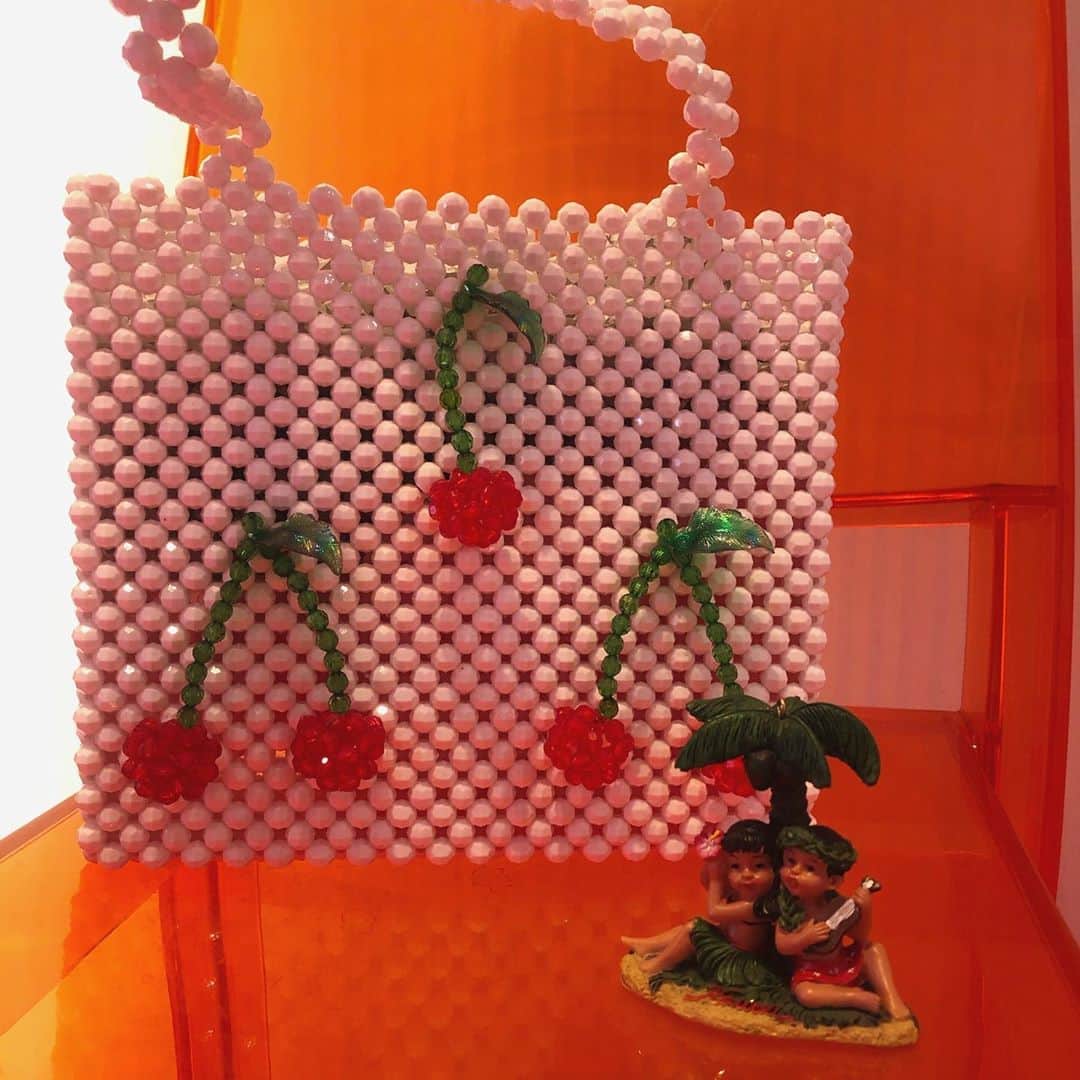 のインスタグラム：「@susan_alexandra cherry bag🍒💕 Please take me somewhere🌈  #susanalexandra  #falinetokyo」