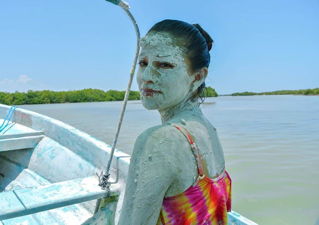 比嘉バービィさんのインスタグラム写真 - (比嘉バービィInstagram)「Rio Lagartos, Mexico (2014)  探している時は見つからないのに、ひょんなきっかけで出てきた昔のSDカード。 HDが壊れてから過去写真は諦めていたけど、 宝を発見した気分だ🥺  この写真はメキシコのユカタン半島にあるリオラガルトスで天然泥パックをした時のもの。  今でこそ観光スポットになったピンクレイクも訪れたけど、残念ながらオリジナル写真はなかった⤵︎ なので過去投稿写真でお許しを。 #Barby旅行記  よいお盆休みを☀️  #天然泥パック #リオラガルトス #ユカタン半島 #カンクン #メキシコ #塩湖 #ピンクレイク #ピンクラグーン この時はまだ塩湖に入ることができたんだよね。 #RioLagartos #Yucatan #Mexico #PinkLake #Cancun」8月13日 13時49分 - barby724