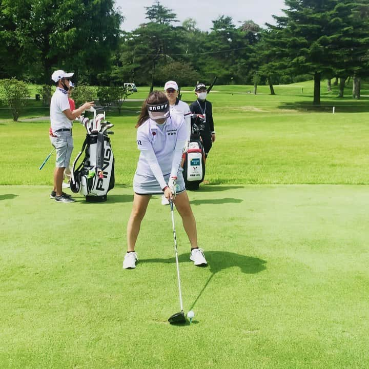 小林咲里奈のインスタグラム：「いよいよ明日から⛳️ 色々トライしてるからドキドキとワクワクが混じってる心境です🥺  トーナメントが開催されることへの感謝を忘れず、頑張ってきます🌈  #安定のみなみちゃん #色々可愛いみなみちゃん、笑 #いつもありがとうみなみちゃん 笑笑 #陽子さんもありがとうございました♥️ #軽井沢72ゴルフトーナメント」