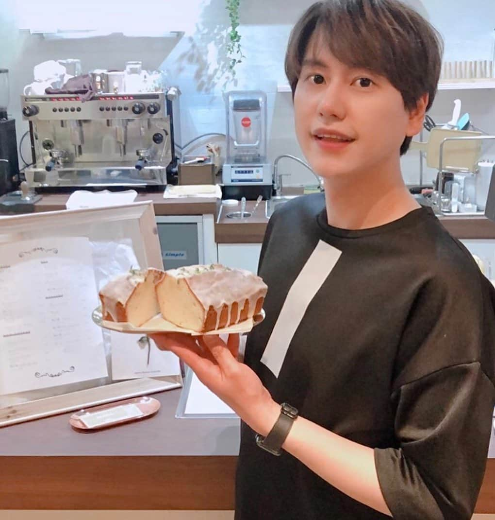 キュヒョンのインスタグラム：「간만에 momhouse cafe 인싸놀이!!! 거울셀카!!!!! 비 조심! 더위 조심!!^^ #규현 #맘하우스 #momhouse @mom.cafe.kr」