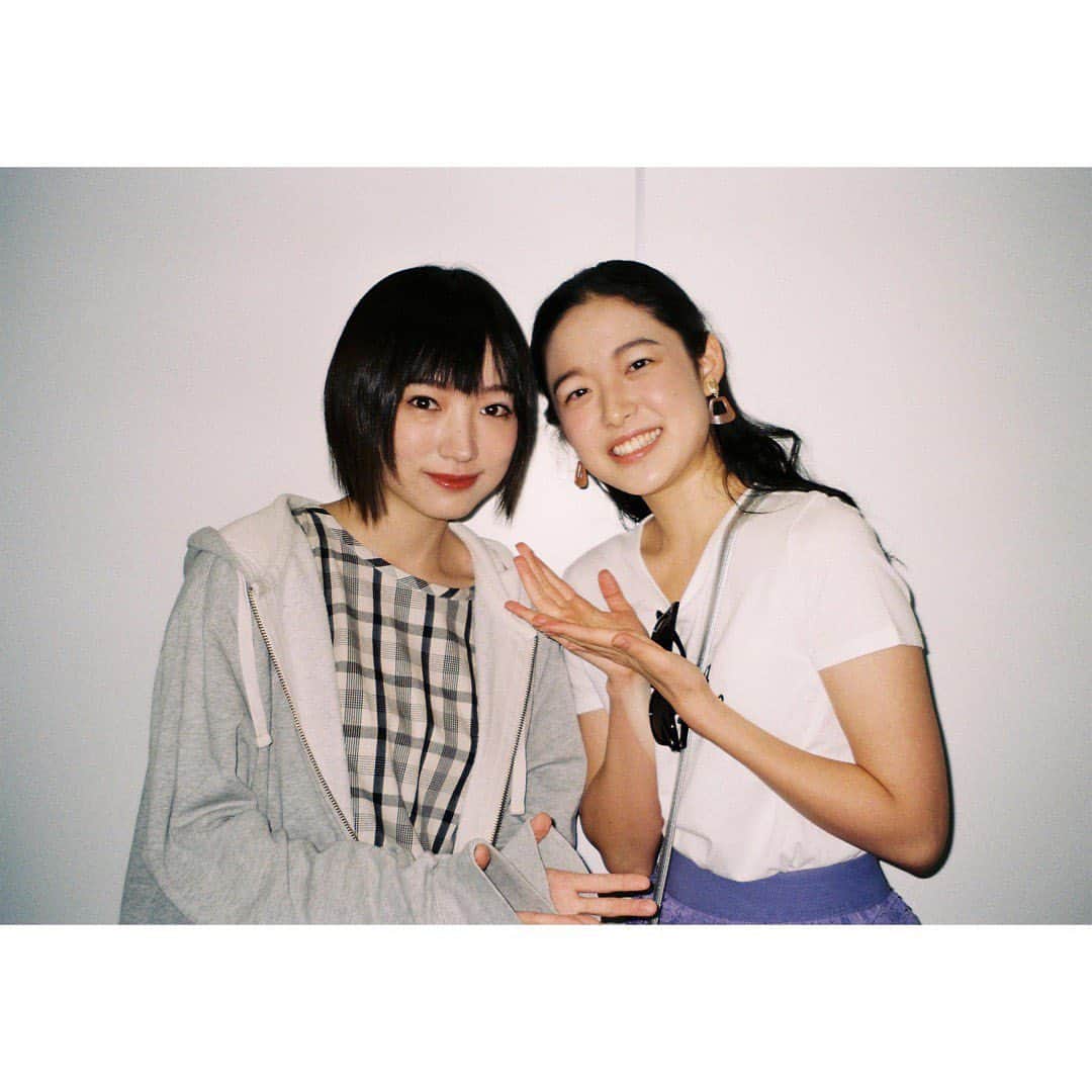 藤野涼子のインスタグラム：「日暮里チャーリーズで共演した、初音役の太田夢莉ちゃんと☺︎ #日暮里チャーリーズ　#太田夢莉　ちゃん　#藤野涼子　#film #filmcamera」