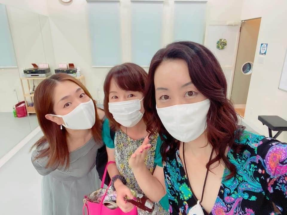 芽夢ちさとさんのインスタグラム写真 - (芽夢ちさとInstagram)「夏期講習🎶終了しました～😆🎶  昨日も、無事に模擬試験を行い、これからの課題‼️今の状態と、他の先生方にもアドバイスを頂きました😃💕 とても実りのある模擬試験だったのではないかなぁ～と思います💡  沢山の素敵なお言葉✨ありがとうございました～😍  また今日から通常レッスンです😃🍀  更に頑張っていきましょ～😆💝  北嶋マミさんと石川容子さん🎵とお写真撮らせて頂きました✨  体験、見学、お申し込み、お問い合わせは https://hananomichi.amebaownd.com 迄、お待ちしております😃💕  #宝塚 #宝塚歌劇団 #宝塚音楽学校 #宝塚受験 #宝塚受験スクール #夏期講習 #模擬試験 #バレエ #ジャズダンス #声楽 #新曲 #面接 #押上 #SORAスタジオ #太田プロダクション #奈良市観光大使 #芽夢ちさと」8月13日 14時16分 - memuchisato