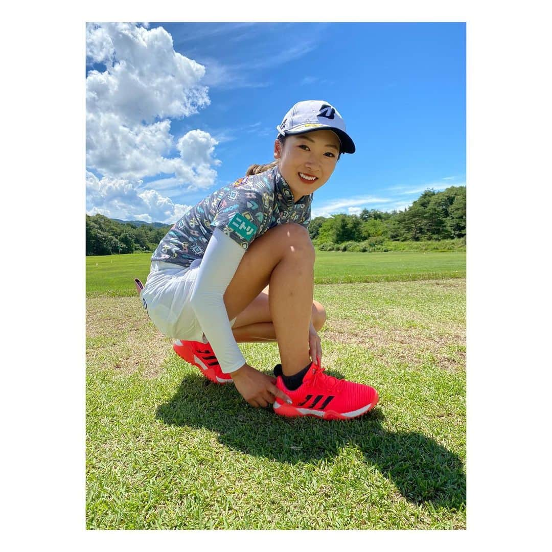 松田鈴英さんのインスタグラム写真 - (松田鈴英Instagram)「真夏の緑の芝に映えます‼️ コードカオス限定カラーのシグナルピンク👟⛳️✨ 今週も気合入れて頑張ります👊😄✨ 皆さん、手洗いうがいも大切ですが熱中症にも充分注意しましょう🌞💦  #コードカオス #トウキョウコレクション #アディダスゴルフ #createdwithadidas @adidastokyo @adidasgolf」8月13日 14時23分 - reimatsuda01