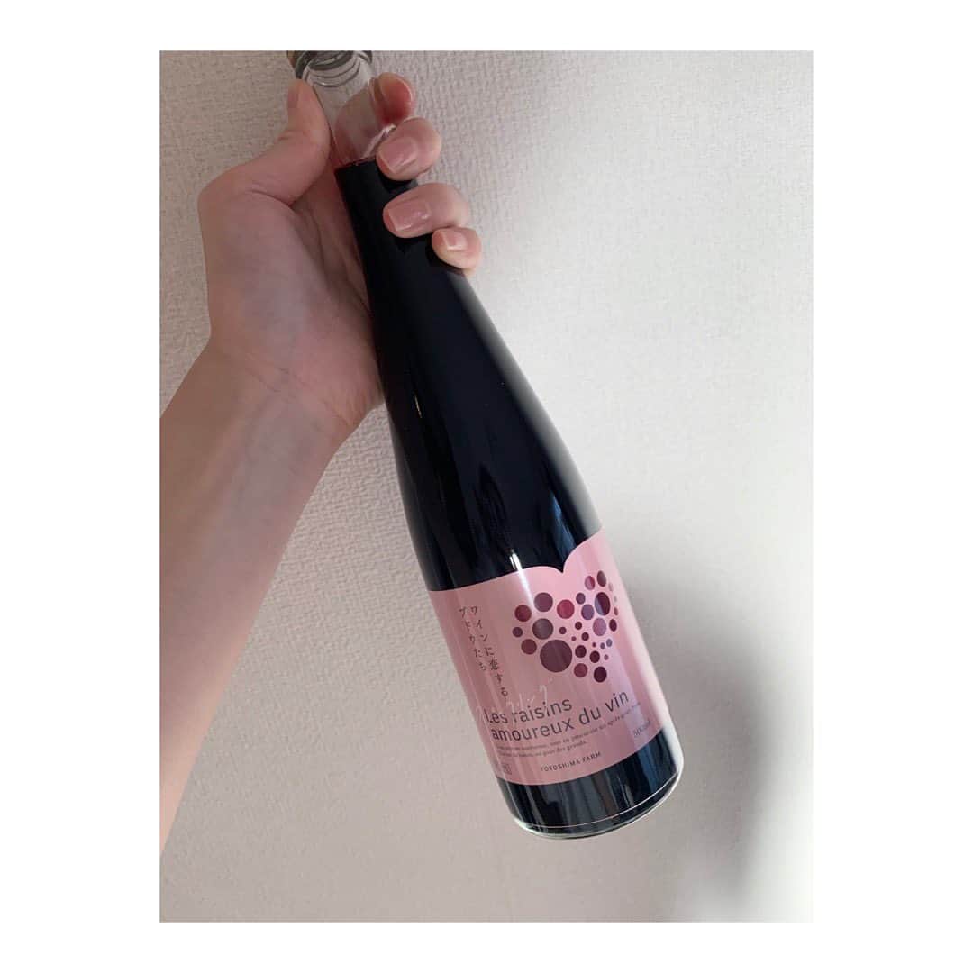 安田聖愛さんのインスタグラム写真 - (安田聖愛Instagram)「秋田県で造られているワインとスパークリングのぶどうジュースをお世話になっている方からいただきました🍷﻿ ﻿ 秋田でもワイン造られているのか！と驚き。﻿ 地元の物って本当に嬉しいし、なんだか心ほっこりする。﻿ ﻿ 辛口の白ワイン、良い香りで美味しかった☺️﻿ ﻿ スパークリングのぶどうジュースはぶどうがぎゅぎゅっと詰まってる感じ。すごい色と味が濃くてこちらも美味しかった！﻿ 秒で無くなった。﻿ ﻿ ワイン好きな方は﻿ TOYOSHIMA FARMで検索してみてね〜！﻿ ﻿ #秋田　#由利本荘　#ワイン﻿ #TOYOSHIMAFARM﻿ #白ワイン　#白颯﻿ #スパークリングぶどうジュース﻿ #ワインに恋するぶどうたち」8月13日 14時19分 - seiayasuda