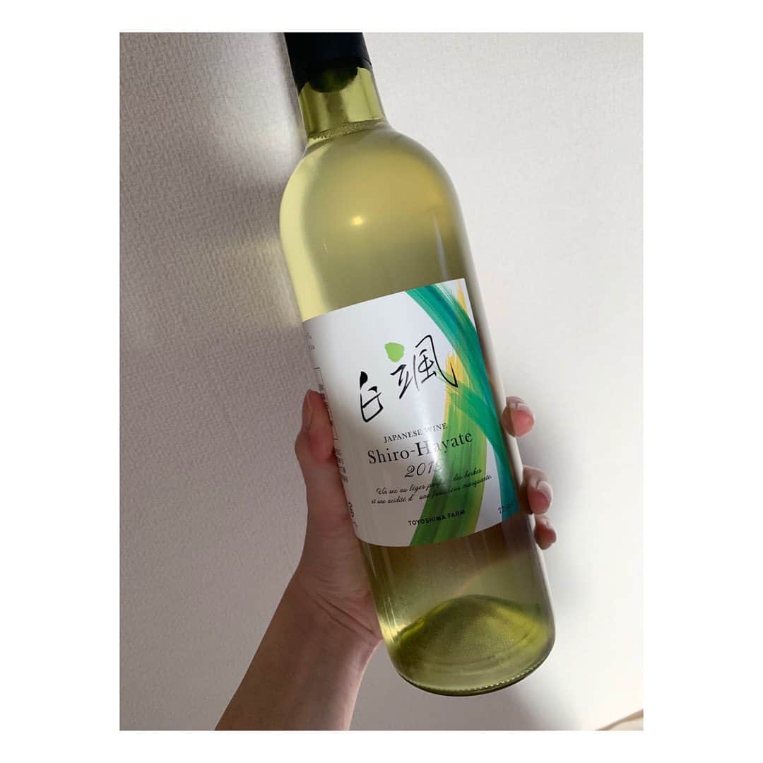 安田聖愛のインスタグラム：「秋田県で造られているワインとスパークリングのぶどうジュースをお世話になっている方からいただきました🍷﻿ ﻿ 秋田でもワイン造られているのか！と驚き。﻿ 地元の物って本当に嬉しいし、なんだか心ほっこりする。﻿ ﻿ 辛口の白ワイン、良い香りで美味しかった☺️﻿ ﻿ スパークリングのぶどうジュースはぶどうがぎゅぎゅっと詰まってる感じ。すごい色と味が濃くてこちらも美味しかった！﻿ 秒で無くなった。﻿ ﻿ ワイン好きな方は﻿ TOYOSHIMA FARMで検索してみてね〜！﻿ ﻿ #秋田　#由利本荘　#ワイン﻿ #TOYOSHIMAFARM﻿ #白ワイン　#白颯﻿ #スパークリングぶどうジュース﻿ #ワインに恋するぶどうたち」