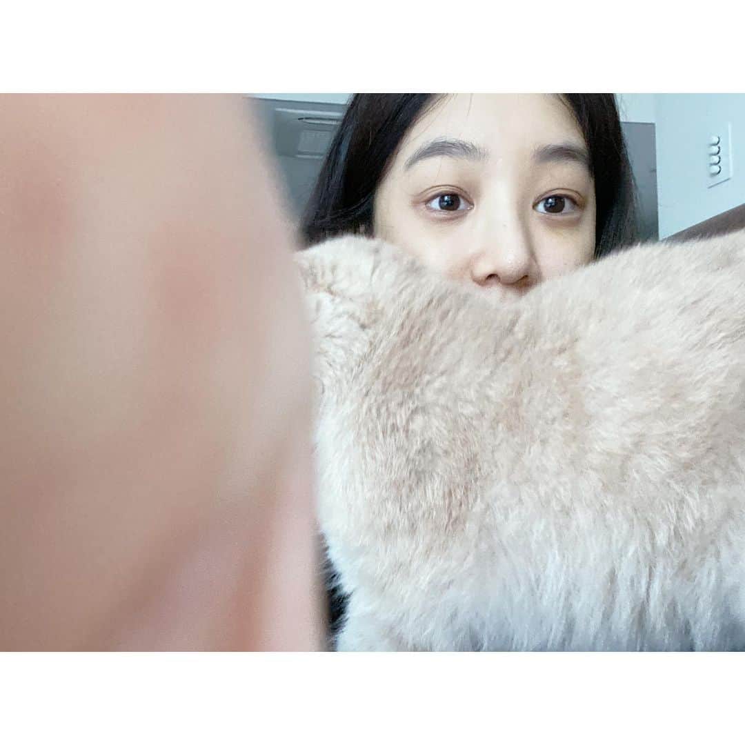 チョン・リョウォンのインスタグラム：「. 응  셀카 못찍어. 안돼. 나만봐. . no, can’t take selfie today.」