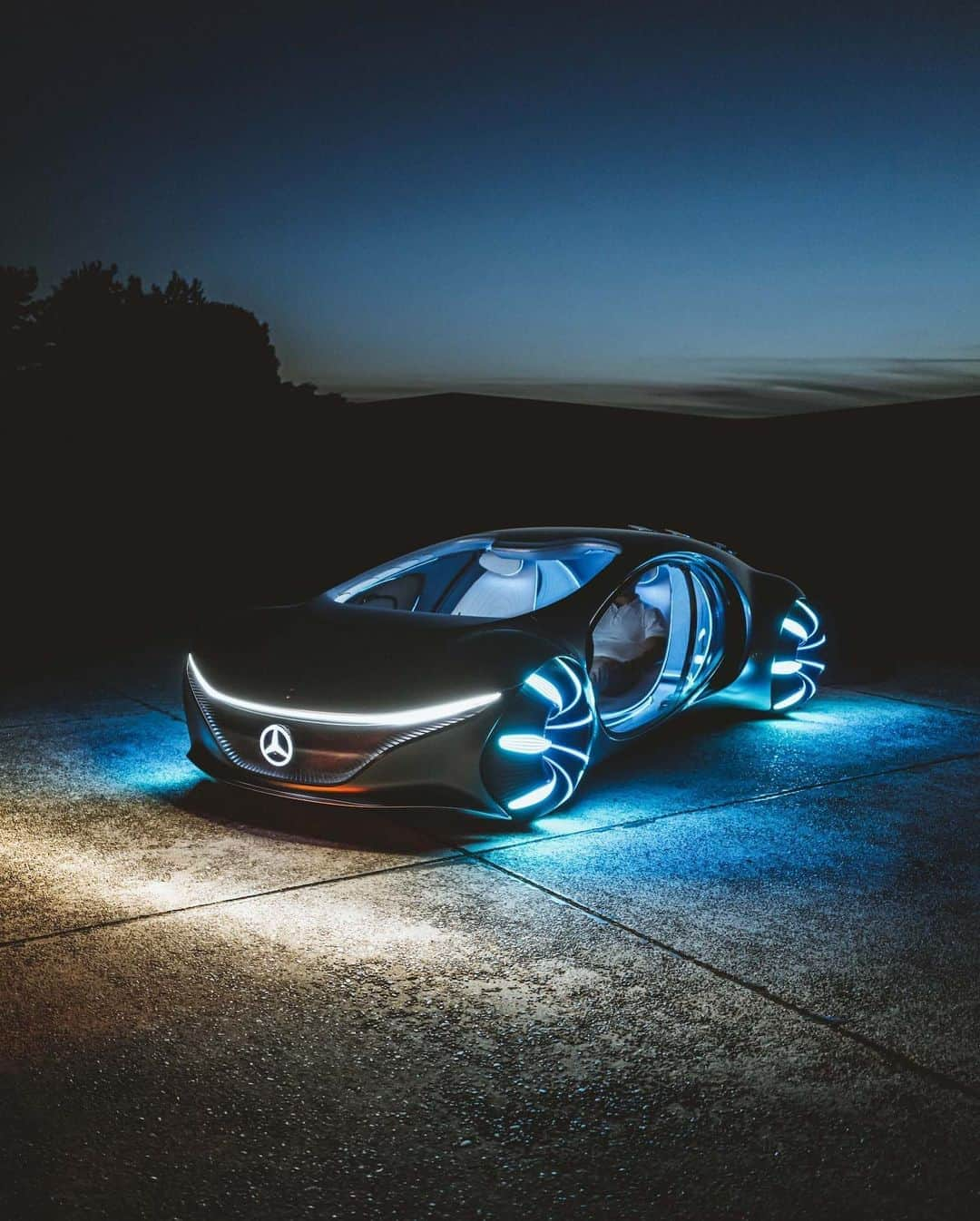 メルセデス・ベンツさんのインスタグラム写真 - (メルセデス・ベンツInstagram)「„Blue hour vs golden hour“   📷 @lotter_live   #MercedesBenz #VISIONAVTR #sustainableluxury #MBDesign #AVATAR @gorden.wagener」8月13日 14時56分 - mercedesbenz