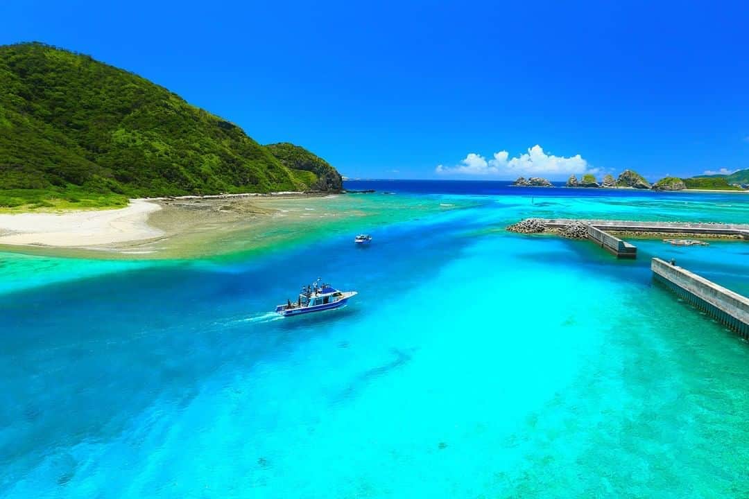 日本の国立公園さんのインスタグラム写真 - (日本の国立公園Instagram)「The Kerama Islands are located around 40 kilometers west of Naha City in Okinawa Prefecture, comprising more than 30 islets and a number of rock reefs. The islands were designated the 31st national park in Japan on March 5, 2014, which coincides with Coral Day.⠀ ⠀ #KeramashotoNationalPark⠀ ⠀ https://www.japan.travel/national-parks/parks/keramashoto/⠀ ⠀ Japan is an island nation full of vibrant nature and diverse landscapes.⠀ Magnificent mountains, frozen waterfalls, green forests, active volcanoes, blue oceans and endemic wildlife inspire curiosity and wonder.⠀ All of these natural assets are preserved in the national parks of Japan.」8月13日 15時00分 - nationalpark_japan
