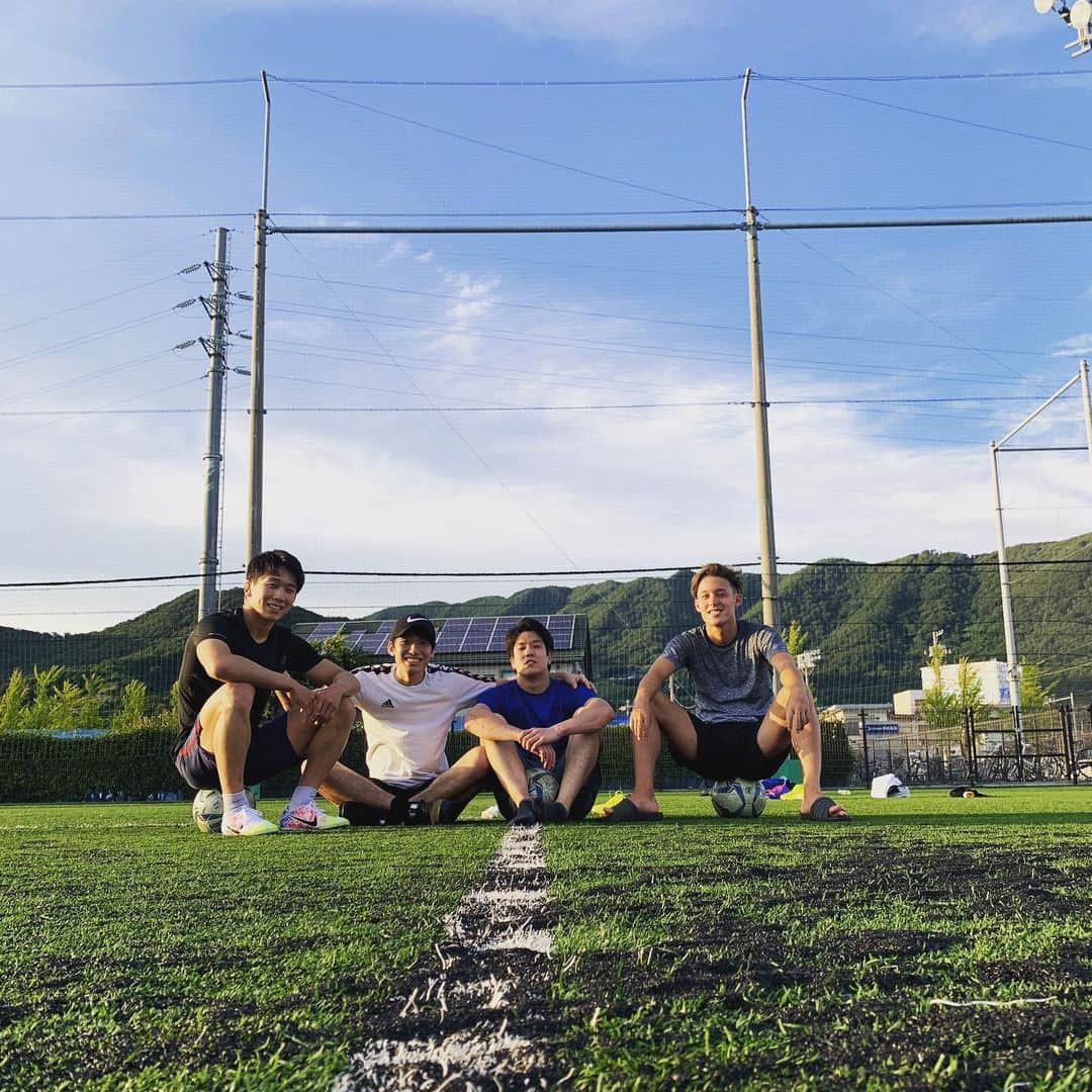 乙黒拓斗のインスタグラム：「幼なじみとサッカー楽しかった⚽️  ポスト当ては一抜けだから涼平より上手いのは確実です。」