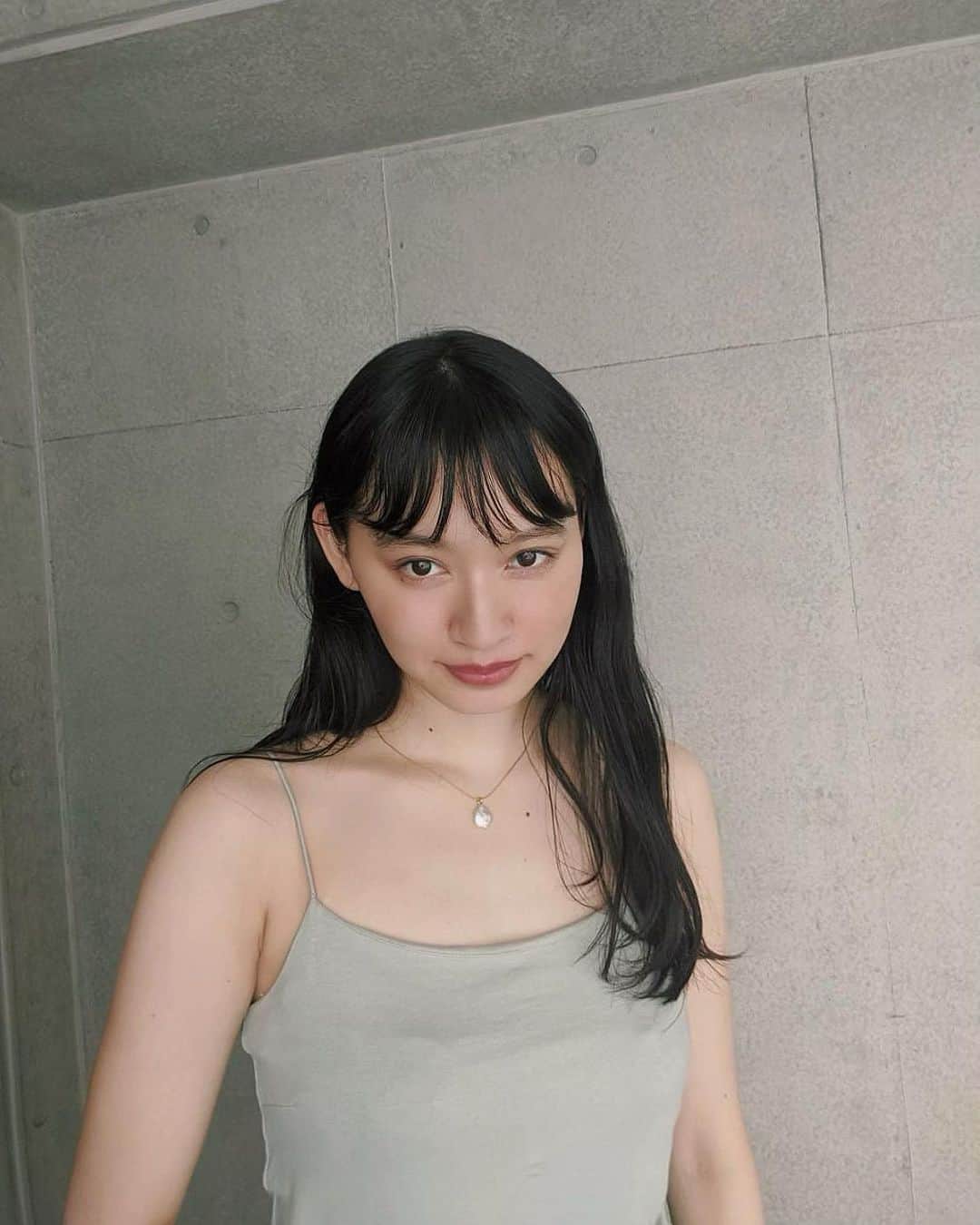 shihori.kathleenのインスタグラム：「.﻿ パールネックレス と しほり﻿ ﻿ パールネックレスつけて爽やかな夏にするんだ🐚🧜🏻‍♀️🐋﻿ ﻿ Qもしも、いつか島に行けるとしたらどこの島に行きたい？🏝﻿ A( _____島)﻿ ﻿ 🐚 @gray____accessories」
