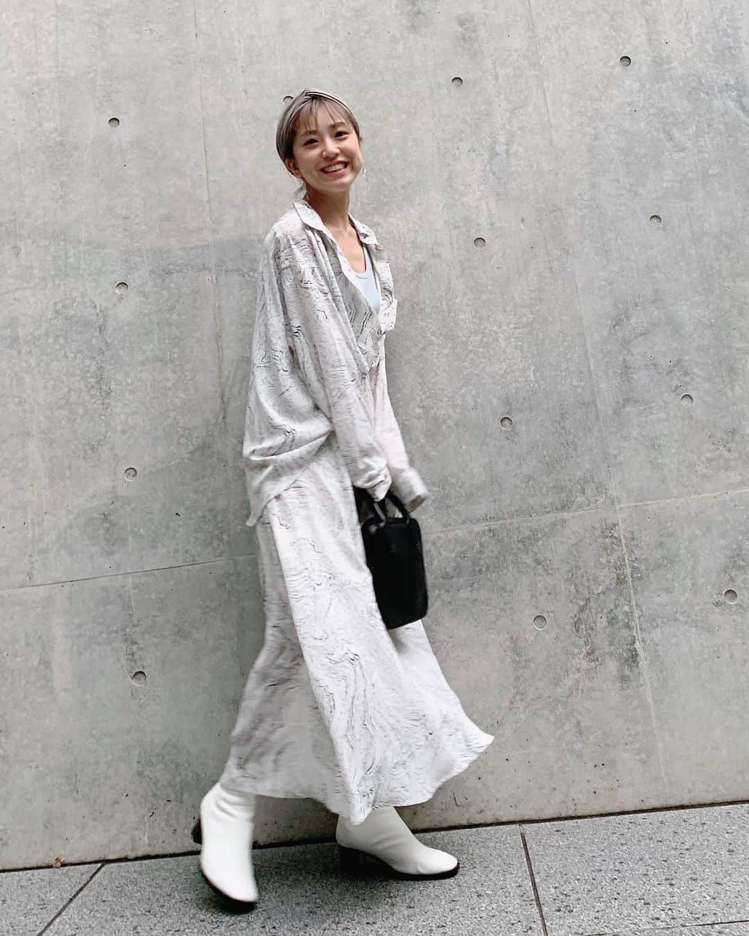 本橋優華のインスタグラム：「お疲れ様です◡̈⃝ 髪色秋仕様。 お洋服も秋。  ジョーゼットマーブル柄好きすぎて、、今回はホワイトのシャツとスカートをセットアップにこーで。  雷ごろごろ雨降ってきたけど、可愛い子が撮ってくれたからニヤついてる。 #shirt#skirt#marble#georgette#white#black#blue#bag#hairaccessories#boots#colony2139#colony2139_black#ootd#tokyo#2020#aw#秋服」