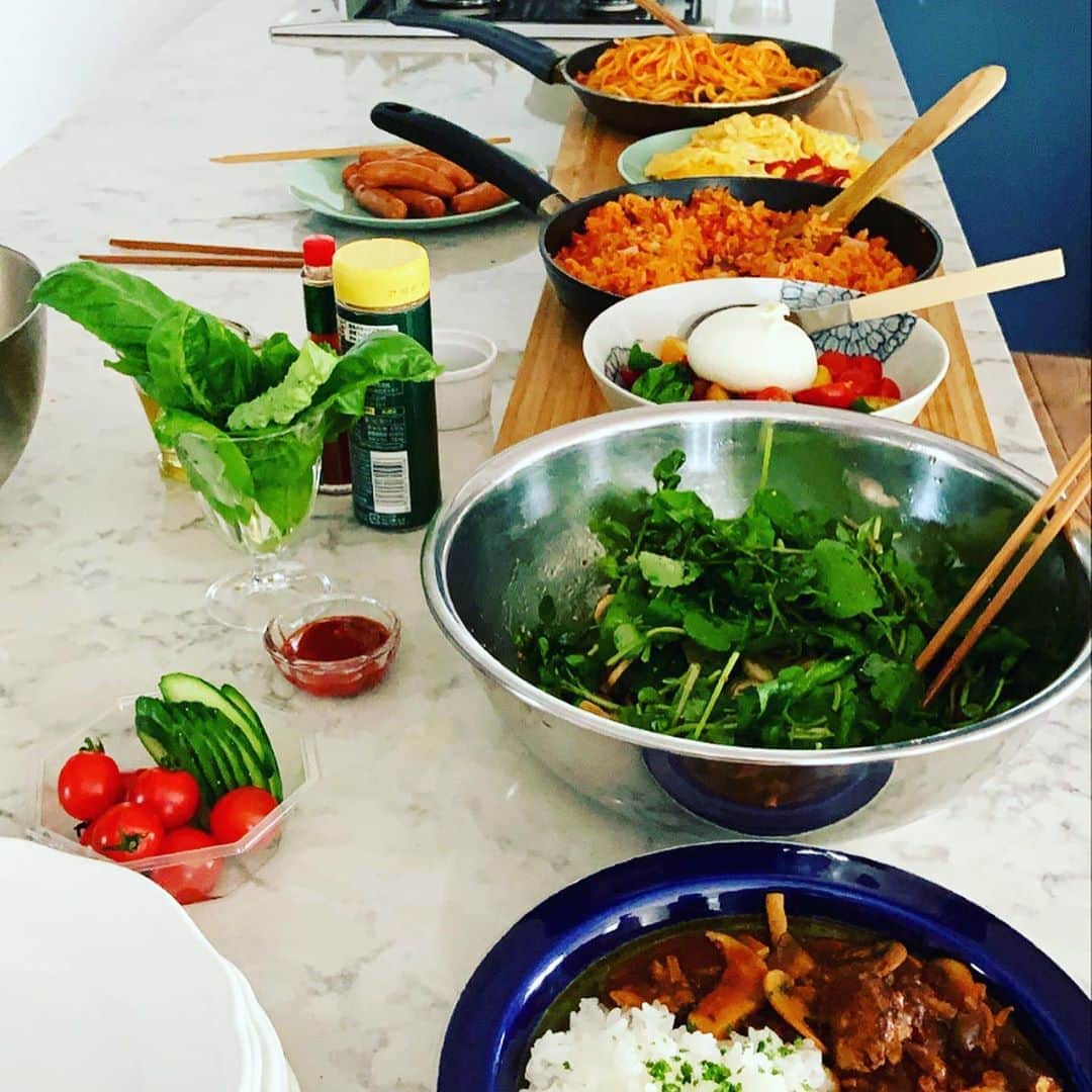 志摩有子さんのインスタグラム写真 - (志摩有子Instagram)「まかないタイム。洋食メニューを並べてビュッフェスタイルで。好きなものを好きなだけ。やっぱりナポリタン とハンバーグが人気。 #まかない #洋食ビュッフェ」8月13日 15時15分 - ariko418