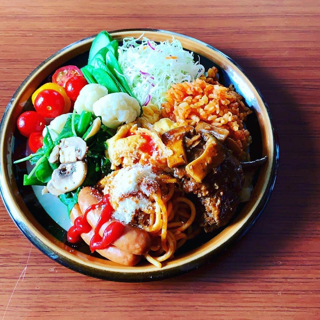 志摩有子さんのインスタグラム写真 - (志摩有子Instagram)「まかないタイム。洋食メニューを並べてビュッフェスタイルで。好きなものを好きなだけ。やっぱりナポリタン とハンバーグが人気。 #まかない #洋食ビュッフェ」8月13日 15時15分 - ariko418