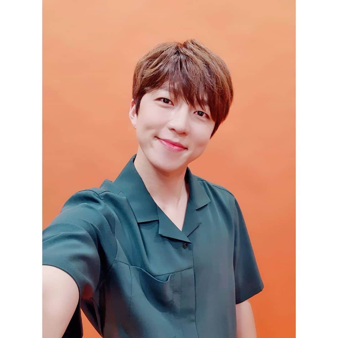 U-KISS（ユーキス）のインスタグラム：「[#수현] 오피피에이가 왔다💚 나른해질 시간 좀만 더 힘내요💪  오늘 갤라쇼도 화이팅하고 올게요!  #유키스 #UKISS  #SOOHYUN #수현oppa」
