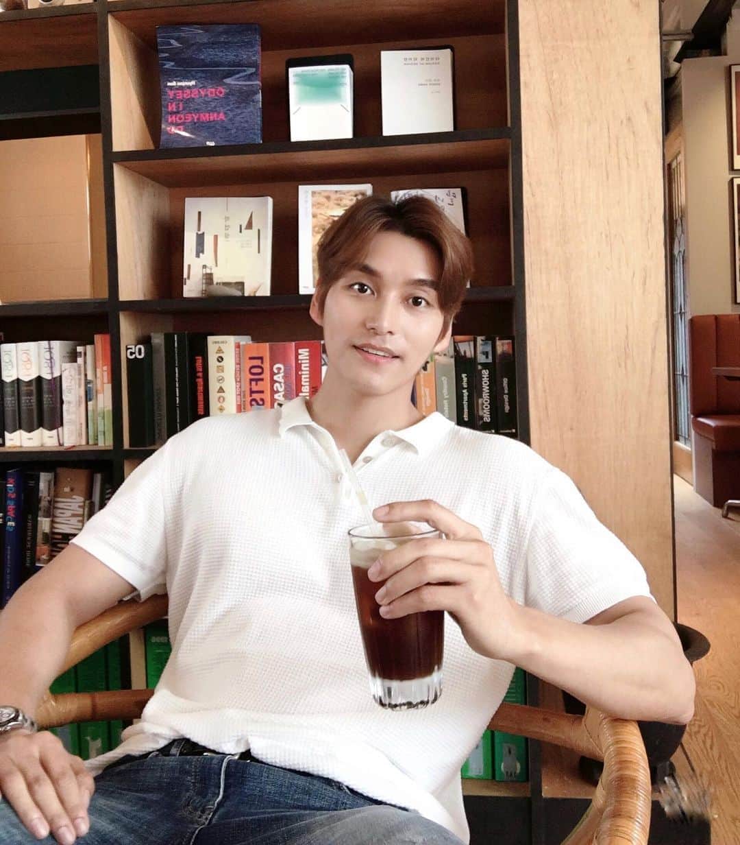 チェ・ソンジュンのインスタグラム：「카페 분위기 너무 맘에 듦 :-)」